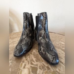 Anne Klein, never worn, size 8 1/2, snake like pattern, black and grey